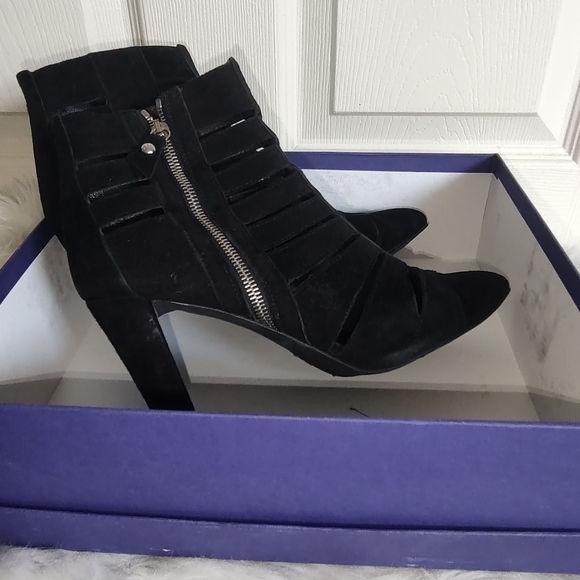 🎉HP🎉 Stuart Weitzman suede Airliner cutout high-heeled ankle boot bootie 9.5 - Picture 2 of 12